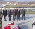Kryekuvendari Jakup Krasniqi b&euml;ri homazhe te varri i Komandantit Legjendar, Adem Jashari