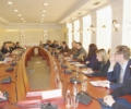 Kryekuvendari hungarez z. L&aacute;szl&oacute; K&Ouml;V&Eacute;R u takua me p&euml;rfaq&euml;sues  t&euml; dy komisioneve parlamentare 