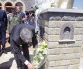 Kryeparlamentari Krasniqi mori pjes&euml; n&euml; p&euml;rurimin e Kull&euml;s s&euml; d&euml;shmorit Ilaz Kodra dhe zbulimin e bustit t&euml; tij