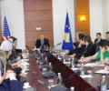 Kryeparlamentari Krasniqi priti ish-shefin e Zyr&euml;s Amerikane n&euml; Prishtin&euml;, ambasadorin Menzies