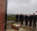 Kryeparlamentari Krasniqi vuri kurora lulesh te lapidari i d&euml;shmor&euml;ve Zahir Pajaziti, Edmond Hoxha dhe Hakif Zejnullahu