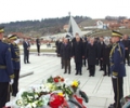 Kryekuvendari Jakup Krasniqi b&euml;ri homazhe te varri i Komandantit Legjendar, Adem Jashari