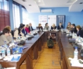 U mbajt tryeza me tem&euml;n: Grat&euml; me aft&euml;si  t&euml; kufizuara dhe integrimi i tyre n&euml; shoq&euml;ri