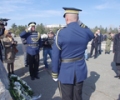 Kryekuvendari Jakup Krasniqi vuri kuror&euml; lulesh tek Obelisku n&euml; Kazerm&euml;n  Adem Jashari 