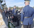 Kryekuvendari Jakup Krasniqi vuri kuror&euml; lulesh tek Obelisku n&euml; Kazerm&euml;n  Adem Jashari 