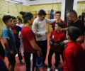 Kryetari i Kuvendit të Kosovës viziton boksierët e klubit Gollaku në Prishtinë 