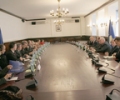 Kryeparlamentari Krasniqi priti sot grup klerikësh të krishterë nga vende evropiane
