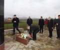 Kryeparlamentari Krasniqi vuri kurora lulesh te lapidari i d&euml;shmor&euml;ve Zahir Pajaziti, Edmond Hoxha dhe Hakif Zejnullahu
