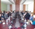 U mbajt tryeza Filozofia politike-komb&euml;tare e Ukshin Hotit